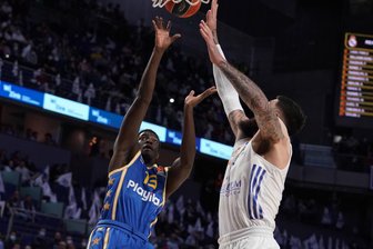 Niners Chemnitz holen Ex-NBA-Profi in die Bundesliga - Khyri Thomas (hinten, hier einem Euroleague-Spiel für Maccabi Tel Aviv gegen Real Madrid) wechselt zu den Niners Chemnitz.
