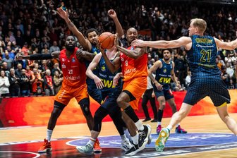 DeAndre Lansdowne (Mitte) machte gegen Oldenburg ein überragendes Spiel und führte die Niners mit 28 Punkten zum Sieg.