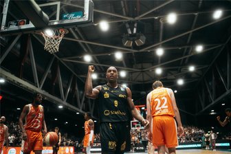 Niners Chemnitz holen historischen Sieg mit Wermutstropfen - DeAndre Lansdowne machte beim Sieg gegen Vechta ein ganz starkes Spiel und 22 Punkte. „Ich freue mich immer, wenn ich der Mannschaft helfen kann. Ob nun als Spielmacher oder als Werfer“, sagte er nach dem Sieg.