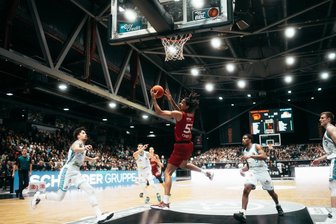 Die Niners Chemnitz um ihren nimmermüden Kämpfer Kevin Yebo gewannen am Samstag ihr Bundesligaheimspiel gegen die Frankfurt Skyliners.