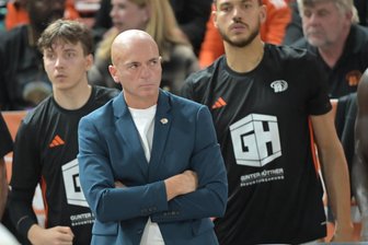 Niners Chemnitz im Dauerstress: Auf das Pokalaus in Vechta folgt das Eurocup-Duell gegen die Wundertüte aus London - Rodrigo Pastore haderte beim Pokalaus in Vechta mit den vielen einfachen Fehlern seiner Mannschaft. Mit Gavin Schilling (hinten rechts) hat der Niners-Trainer seit der vergangenen Woche aber eine weitere personelle Alternative. In Vechta kam der Neuzugang noch nicht zum Einsatz.