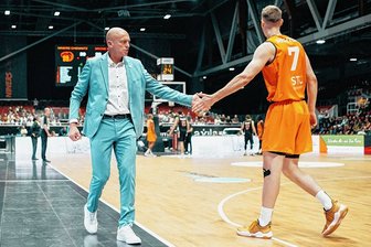 Niners Chemnitz im Europa Cup: Hoffen auf einen Aufbaugegner - Von seinen drei aus der Vorsaison verbliebenen Spielern Nelson Weidemann, Mindaugas Susinskas und Kapitän Jonas Richter (rechts) fordert Niners-Trainer Rodrigo Pastore (links), dass sie mehr Verantwortung übernehmen. Bislang hat das noch nicht richtig funktioniert. 