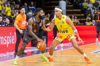 Niners Chemnitz im Saisonendspurt: Die nächste Premiere steht vor der Tür - Das Hinspiel in Oldenburg verloren die Niners Chemnitz (hier Corey Davis, links, gegen den Ex-Chemnitzer Nicholas Tischler) Ende Januar mit 72:89.