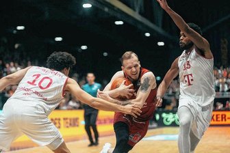 Niners Chemnitz in den Playoffs gegen Bonn: Der erste Gratulant kommt ohne Gastgeschenk - Sie sind Außenseiter, aber keinesfalls chancenlos: Die Niners um Arnas Velicka wollen gegen Bonn alles reinwerfen, um zumindest ein zweites Heimspiel am Mittwoch kommender Woche zu erzwingen.