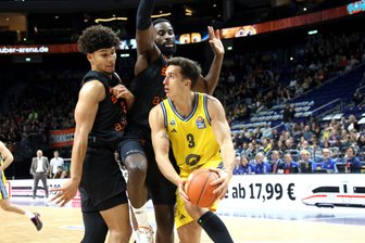 Niners Chemnitz in Ludwigsburg: eine Rückkehr, ein ganz besonderes Bruderduell und viele Fragezeichen - Für Nicholas Tischler (links) und Eddy Edigin, hier im Spiel bei Alba Berlin im Oktober, ist das Auswärtsspiel am kommenden Sonntag in Ludwigsburg ein besonderes.