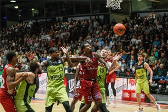 Niners Chemnitz kassieren erste Saisonniederlage - Und weg ist die Kugel: Die Niners Chemnitz um Isiaha Mike (Mitte) leisteten sich gegen Bayreuth zu viele Ballverluste und kassierten beim 72:86 die erste Saisonniederlage.