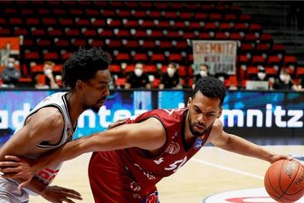 Niners Chemnitz: Locketts starkes Debüt in leerer Halle - Trent Lockett (rechts, hier gegen Jalen Tate) machte beim 82:75-Sieg seines neuen Chemnitzer Teams gegen Gießen 13 Punkte.
