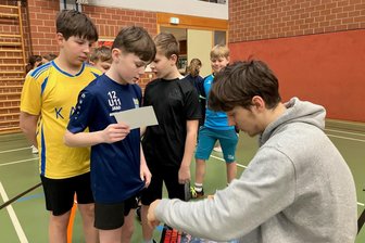 Niners Chemnitz: Luca Kellig besucht Grundschüler im Erzgebirge - Luca Kellig von den Niners Chemnitz gab den Kindern Autogramme.