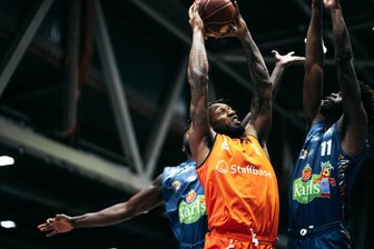Niners Chemnitz machen die 13 voll - Jeff Garrett im Spiel gegen Rostock.
