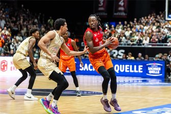 Niners Chemnitz machen es offiziell: Neuzugang Jaron Johnson ist schon wieder weg - Jaron Johnson (rechts, hier beim Heimspiel gegen Rasta Vechta) wechselt von den Niners Chemnitz nach Italien.