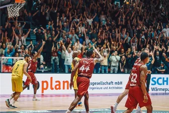 Niners Chemnitz mit Auftaktsieg: Atkins lässt die Messe beben - Darion Atkins (Nummer 44), der hier einen verwandelten Drei-Punkte-Wurf von Isiaha Mike (hinten links) feiert, sorgte mit seinem verwandelten Korbleger drei Sekunden vor dem Ende dafür, dass das Dach der Messe davonflog. 3700 begeisterte Fans feierten den 79:78-Sieg der Niners Chemnitz gegen die EWE Baskets Oldenburg.