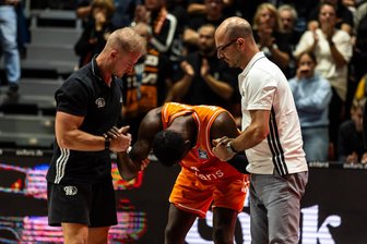 Niners Chemnitz mit fast schon unheimlichem Verletzungspech: Zwei weitere Spieler fallen länger aus - John Newman erlitt im Spiel der Niners am Freitag gegen Hamburg einen Jochbeinbruch.