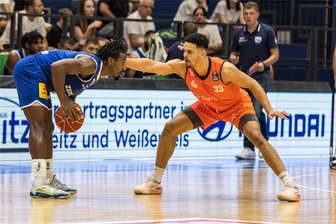 Niners Chemnitz müssen zum Saisonstart auf Routinier Dominic Lockhart verzichten - Dominic Lockhart (rechts, hier im Testspiel in Weißenfels) machte die komplette Vorbereitung mit und zeigte sehr gute Leistungen als Ruhepol im Team. Kurz vor dem Saisonstart verletzte sich der 29-Jährige aber am Knie.