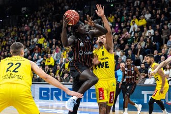 Niners Chemnitz nach 16. Sieg in Serie alleiniger Tabellenführer - Aher Uguak beim Spiel der Niners Chemnitz in Oldenburg.