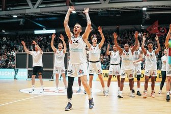 Niners Chemnitz nach dem Derbysieg: Wenn Felsbrocken explodieren - Selbst er ließ es kurz krachen: Der ansonsten sehr introvertierte Arnas Velicka war nach dem Derbysieg Frontmann bei der La-Ola.