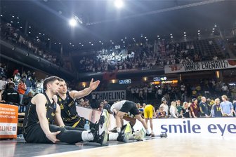 Niners Chemnitz nach hoher Niederlage in Berlin: „Jetzt brauchen wir die Fans“ - Erklärungsversuche: Jonas Richter (hinten) und Wes Van Beck nach der Niederlage am Freitag in Berlin. Im Hintergrund feiern die etwa 300 mitgereisten Fans ihre Mannschaft trotzdem.