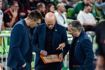 Niners Chemnitz planen bereits den Kader für die neue Saison: Erster Sommer-Neuzugang steht wohl fest - Sie kämpfen derzeit um den Einzug in die Playoffs, basteln aber auch schon am Kader für die neue Saison: Die Niners-Trainer Gjorgji Kochov, Rodrigo Pastore und Pablo del Tio (von links).