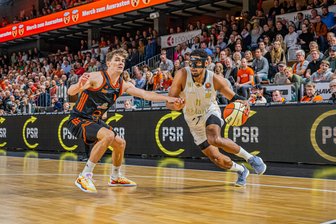 Niners Chemnitz scheitern im BBL-Pokal nach dramatischen Schlussminuten bei Rasta Vechta - Kostja Mushidi kehrte im Pokalspiel bei Rasta Vechta nach überstandener Erkrankung ins Team der Niners Chemnitz zurück und machte ein starkes Spiel.