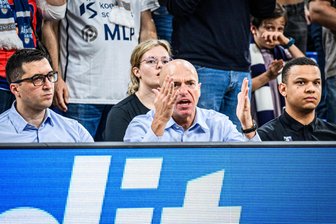 Niners Chemnitz scheitern in der ersten Playoff-Runde: Es war ja nicht alles schlecht - Niners Cheftrainer Rodrigo Pastore (Mitte) und seine Assistenten Gjorgji Kochov (links) und David Gibson haben in dieser Saison alles versucht, um Konstanz in die Leistungen ihrer Mannschaft zu bekommen. Gelungen ist das nie.