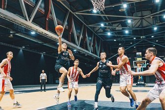 Niners Chemnitz schon in Trefferlaune: Konkurrenzkampf sorgt für Spielfreude - Ex-NBA-Profi Matt Mooney (mit Ball, rechts Jonas Richter) feierte gegen Pardubice sein Debüt im Niners-Trikot und machte 16 Punkte.