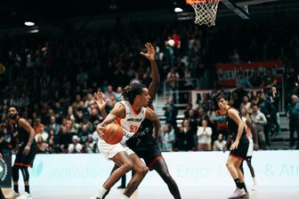 Niners Chemnitz sind mehr als bereit für den Showdown gegen Ulm - Kevin Yebo hat im Spiel gegen Varese bereits zur Halbzeitpause 23 Punkte gemacht.