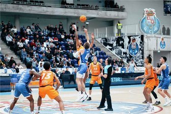Niners Chemnitz spielen erneut im Fiba Europe Cup - Es geht wieder auf Europareise: Die Niners Chemnitz werden auch in der Spielzeit 2023/24 im Europe Cup starten - hier ist ein Foto aus der vergangenen Saison vom Spiel in Porto im Januar dieses Jahres zu sehen.