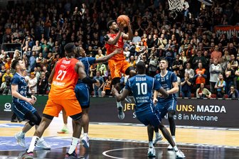 Niners Chemnitz spielen vor Ostern eine Englische Woche - die endet anders als ursprünglich geplant - Das Hinspiel gegen Heidelberg gewannen die Niners Chemnitz um Victor Bailey (beim Wurf) vor einem Monat mit 72:65. Das Rückspiel wurde nun terminiert. Eddy Edigin (vorn) war damals noch Spieler der Chemnitzer. Wo es zum Wiedersehen kommt, steht nun auch fest.