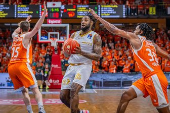 Niners Chemnitz: Standortbestimmung im Rasta Dome - In den Playoff-Viertelfinalspielen der vergangenen Saison lieferten sich die Niners Chemnitz (hier Jeff Garrett) und Rasta Vechta spannende Duelle. In Vechta gewannen die Niners beide Spiele.