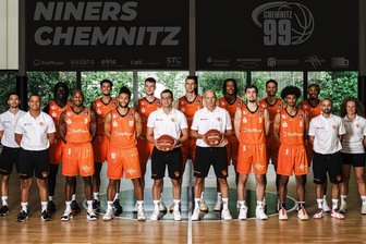 Niners Chemnitz starten beim Deutschen Meister: Bereit für den ganz großen Wurf? - Die Niners Chemnitz in der Saison 2023/24. Von links nach rechts: Athletiktrainer Marko Stanojevic, Video-Trainer David Gibson, Aher Uguak, DeAndre Lansdowne, Brendan Bailey, Kaza Kajami-Keane, Benjamin Koppke, Co-Trainer Gjorgji Kochov, Jonas Richter, Cheftrainer Rodrigo Pastore, Kevin Yebo, Wesley Van Beck, Dominic Lockhart, Brendan Gregori, Jeffery Garrett, Teambetreuer Michel Reichel, Physiotherapeutin Annika Löffler.