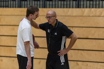 Niners Chemnitz starten gegen Jena in die Testspiele – und fliegen auf eine Urlaubsinsel - Niners-Trainer Rodrigo Pastore (rechts) und Teammanager Pascal Kühne haben für die Profimannschaft eine längere Testspielreise geplant.