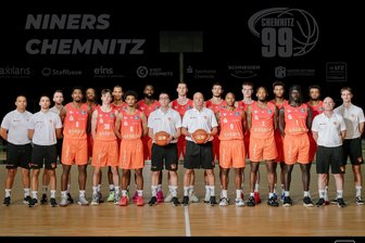 Niners Chemnitz starten in die neue Saison: Von Jägern zu Gejagten - Die Niners Chemnitz in der Saison 2024/25. Hintere Reihe von links nach rechts: Videokoordinator David Gibson, Athletiktrainer Lukas Michel, Jaron Johnson, Nicholas Tischler, Eddy Edigin, Jonas Richter, Olivier Nkamhoua, Benjamin Koppke, Roman Bedime, CJ Penha, Teammanager Pascal Kühne. Vordere Reihe von links nach rechts: Athletiktrainer Marko Stanojevic, Will Christmas, Luca Kellig, Brendan Gregori, Co-Trainer Gjorgji Kochov, Cheftrainer Rodrigo Pastore, DeAndre Lansdowne, Jeff Garrett, Aher Uguak, Co-Trainer Nicolas Perez.