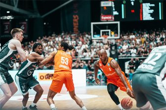 Niners Chemnitz starten in die Playoffs: Hier gibt es die Tickets für die Heimspiele - Es wird spannend: Das Hauptrundenspiel am 1. Mai haben die Basketballer der Niners Chemnitz um Kevin Yebo (links) und DeAndre Lansdowne gegen Rasta Vechta verloren. Jetzt kommt es in den Playoff-Viertelfinalspielen zum erneuten Aufeinandertreffen.
