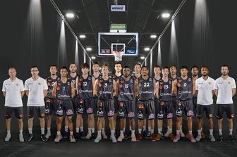 Niners Chemnitz starten in neue Saison: Mit Geduld zum Ziel - Mit diesem Team gehen die Niners Chemnitz in ihre zweite Bundesligasaison. Von links: Cheftrainer Rodrigo Pastore, Co-Trainer Gjorgji Kochov, Travis Jocelyn, Brendan Gregori, Ivan Karacic, Lennard Glowka, Jonas Richter, Malte Ziegenhagen, Jan Niklas Wimberg, Frantz Massenat, Mindausgas Sušinskas, Gerald Robinson, Nick Lasch, Luca Kellig, Darion Atkins, Nelson Weidemann, Isiaha Mike, Co-Trainer Virgil Matthews, Co-Trainer Michael Wende, Athletiktrainer Fabrizio Santolamazza. 