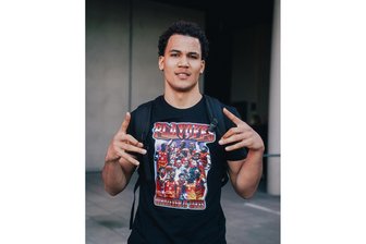 Niners Chemnitz starten mit Heimspiel in die Playoffs - das sind die Spieltermine und so könnte es weitergehen - Niners-Spieler Nicholas Tischler verließ die Halle in Oldenburg im nagelneuen Playoff-Shirt. Direkt nach der Niederlage im letzten Hauptrundenspiel wurden diese aber noch im Karton gelassen. Zur Spontanfeier hatte keiner Lust.