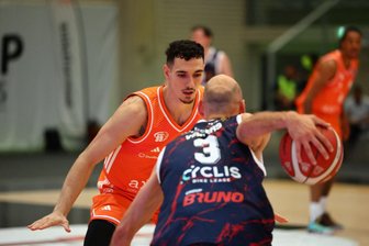 Niners Chemnitz stehen im Finale des Vorbereitungsturnieres in der Schweiz - Yordan Minchev im Spiel der Niners Chemnitz gegen Limburg.