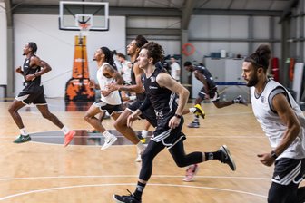 Niners Chemnitz stehen vor stressiger Saison: Die Bilder vom ersten Training - Tempo von Beginn an: die Niners Chemnitz beim ersten Training am Mittwochvormittag im „Feel Good Club“.