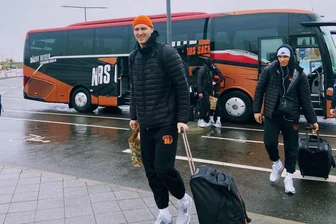 Niners Chemnitz stehen vor stressiger Saison - Warum die Planungen dennoch entspannt laufen - Seit September 2022, damals spielten sie in der Champions League Quali in Nordmazedonien, sind die Niners Chemnitz um ihren Kapitän Jonas Richter zu internationalen Spielen unterwegs. Hier steigen sie im Januar dieses Jahres am Flughafen in Berlin aus dem Mannschaftsbus, um in die Türkei zu fliegen.