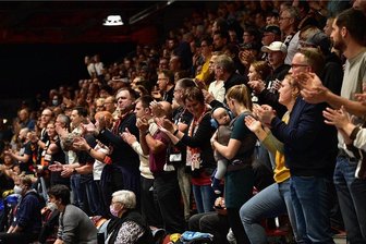 Niners Chemnitz stellen auf 3G+ um - Zu den bisherigen Heimspielen der Niners kamen im Schnitt mehr als 3000 Fans in die Messe. Damit die Kapazität nicht auf 2350 Fans begrenzt werden muss, wird nun auf das Modell 3G+ umgestiegen.