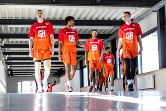 Niners Chemnitz straucheln im Saisonendspurt: Diese Spieler könnten im Sommer gehen - und was wird mit dem Cheftrainer? - Einige Spieler der Niners Chemnitz auf dem Weg von der Umkleidekabine in der Messe zum Spielfeld. Nicht alle werden auch ab Sommer noch dabei sein.