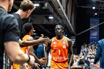 Niners Chemnitz unter Druck: Nach Bonn-Niederlage wird der Kampf um die Play-ins zur Zitterpartie - Mannschaftskapitän Aher Uguak (1) ist unzufrieden mit der mangelnden Konstanz seines Teams.