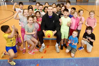 Niners Chemnitz unterstützen Initiative für mehr Bewegung von Kindern: Wenn Jonas Richter 2,70 Meter groß wird - Niners-Kapitän Jonas Richter ist Schirmherr des Chemnitzer Ablegers der Initiative „Sport vernetzt“.