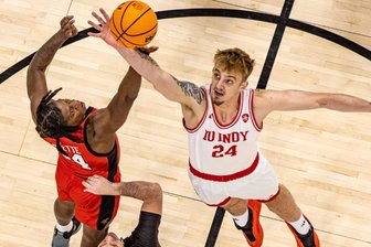Niners Chemnitz vergrößern Anteil der deutschen Spieler im Kader und holen jungen Center von US-Uni - Julian Steinfeld (rechts) in Aktion für seine Mannschaft der Indiana University Indianapolis. Der junge deutsche Center soll zu den Niners Chemnitz wechseln.