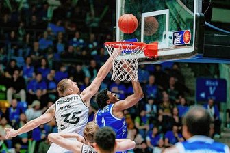 Niners Chemnitz verlieren auch beim Vorletzten - Marko Filipovity (links), kommt in dieser Szene gegen Marcus Lewis von den Frankfurt Skyliners zu spät. Filipovity machte in der ersten Halbzeit starke 16 Punkte, legte in den zweiten 20 Minuten aber nur noch zwei Zähler nach. Auch das war ein Grund für die 84:89-Niederlage der Niners. 