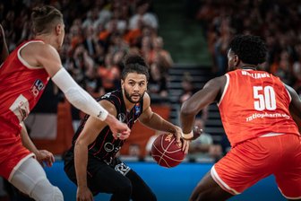 Niners Chemnitz verlieren Auftaktspiel nach starkem Kampf - Kaza-Kajami-Keane beim Spiel der Niners in Ulm
