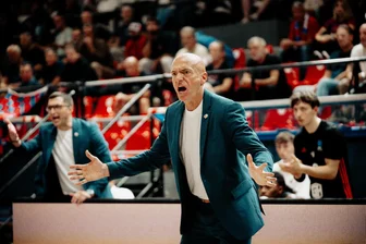 Niners Chemnitz verlieren bei ihrer Premiere im Eurocup heißen Krimi in Athen - Niners-Trainer Rodrigo Pastore hat beim Spiel seiner Mannschaft in Athen gerade im ersten Viertel viel zu kritisieren.