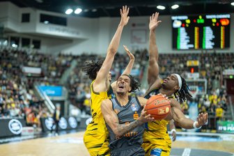 Niners Chemnitz verlieren chaotisches Spiel bei den MHP Riesen Ludwigsburg - Kevin Yebo beim Spiel der Niners in Ludwigsburg.