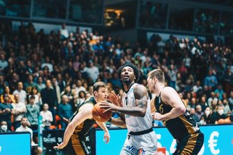 Niners Chemnitz verlieren daheim gegen Braunschweig - Isiaha Mike in Aktion.