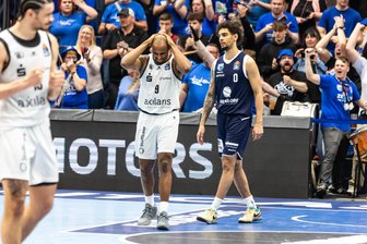 Niners Chemnitz verlieren das wichtige Ostderby in Weißenfels: Jetzt ist es eine Krise - Nicht zu fassen: In den letzten Sekunden bekamen die Niners um DeAndre Lansdowne (hinten) beim Derby in Weißenfels noch einmal die Chance, zumindest die Verlängerung zu schaffen. Doch sie warfen den Angriff weg.