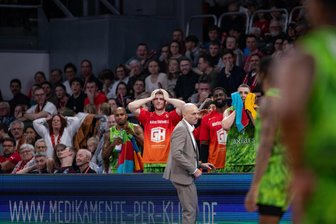 Niners Chemnitz verlieren Drama-Spiel bei den Bamberg Baskets - Die Spieler der Niners Chemnitz können es nicht fassen. Sie verlieren ein starkes Spiel in Bamberg in den letzten Sekunden.
