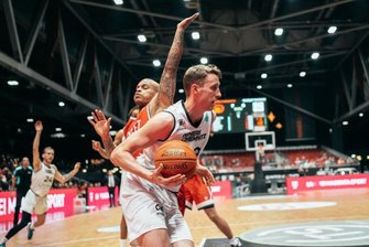 Niners Chemnitz verlieren erstes Spiel der Zwischenrunde im Europe Cup deutlich - Mindaugas Susinskas im Spiel gegen Cholet Basket.